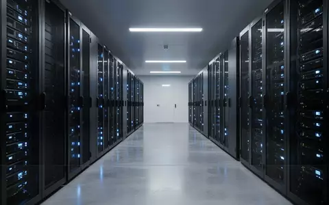 Moderne Serverräume in einem Schweizer Technologiezentrum mit blauen Statusleuchten an den Racks. - Foto: über boerse-global.de