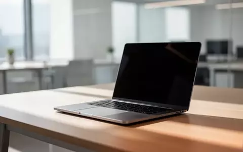 Ein minimalistischer Arbeitsplatz mit einem geschlossenen, modernen Laptop auf einem Holztisch bei natürlichem Licht. - Foto: über boerse-global.de