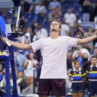 Alexander Zverev jubelt emotional.  - Foto: Frank Franklin II/AP/dpa