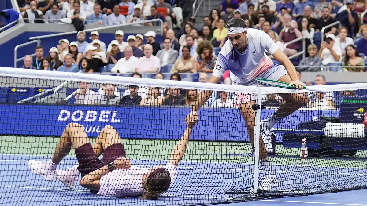 Lorenzo Sonego (r) hilft Zverev nach einem Strauchler wieder auf die Beine.  - Bild: Frank Franklin II/AP/dpa