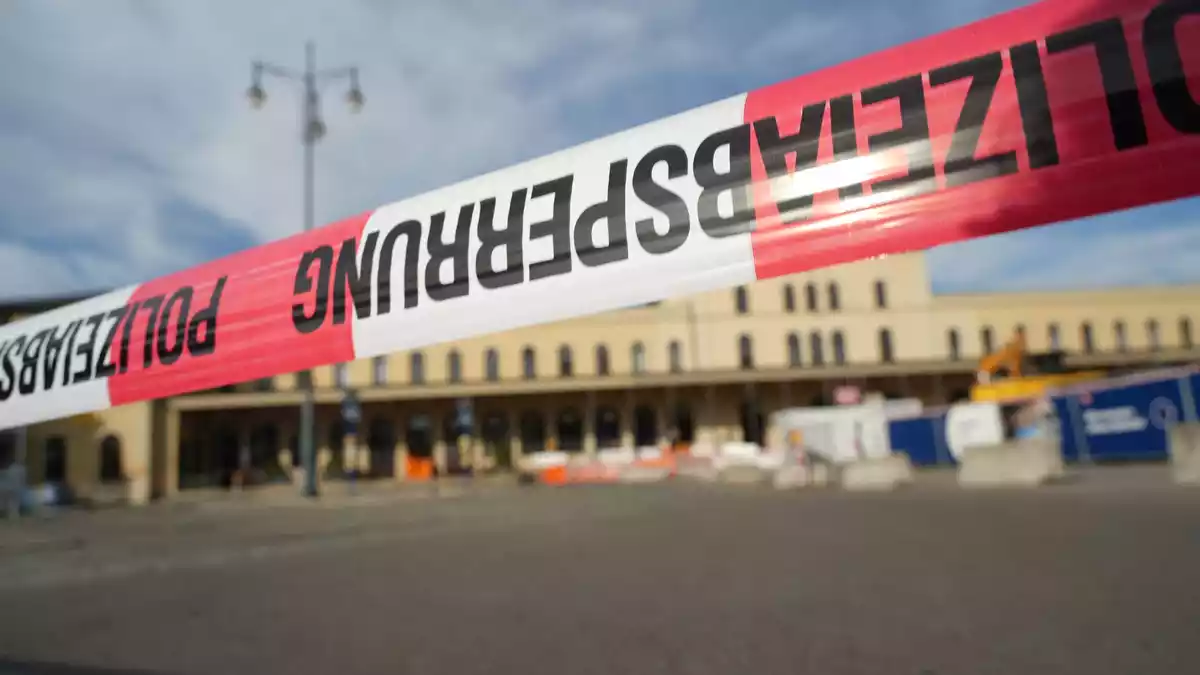 Am Augsburger Hauptbahnhof gibt es einen größeren Polizeieinsatz. - Bild: Felix Kirberg/dpa