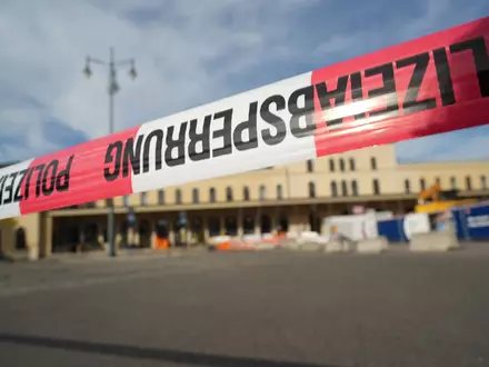 Am Augsburger Hauptbahnhof gibt es einen größeren Polizeieinsatz. - Foto: Felix Kirberg/dpa