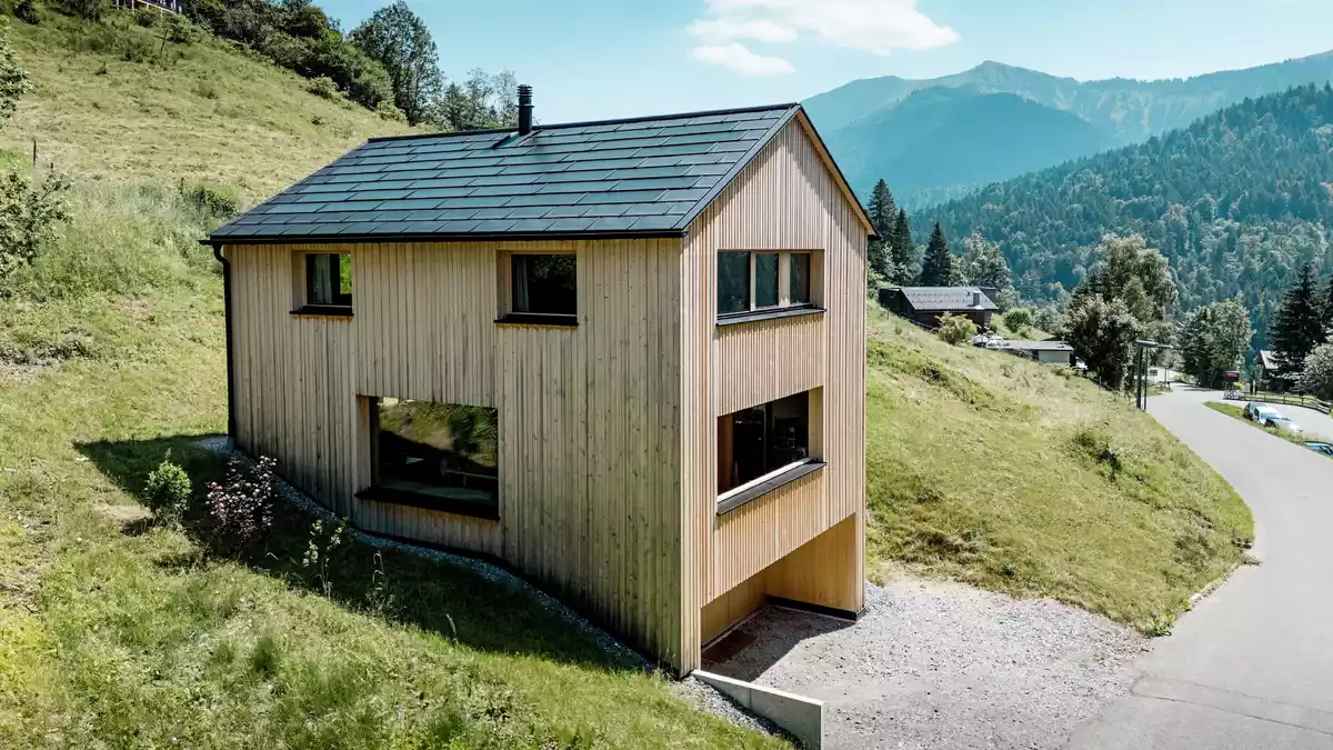 Haus Immi: Solardach im Bergdorf