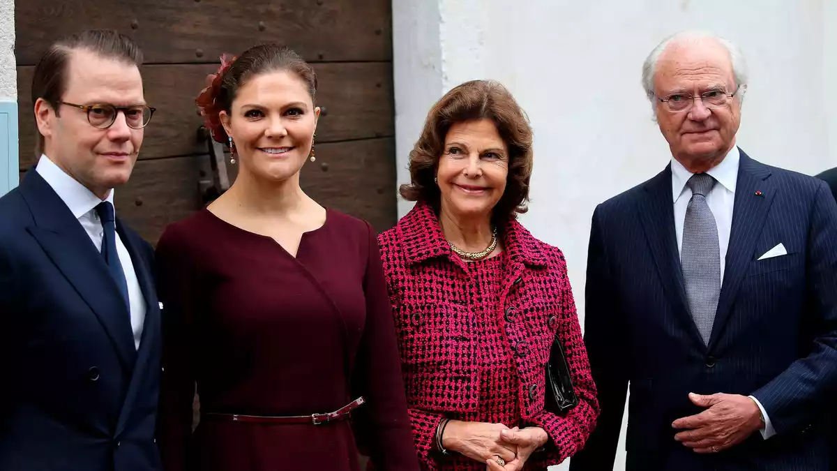 Die schwedische Königsfamilie - hier (v.l) Prinz Daniel, Kronprinzessin Victoria, Königin Silvia und König Carl XVI. Gustaf - kommt geschlossen zum Begräbnis nach Oslo. (Archivbild) - Bild: Bob Edme/AP/dpa
