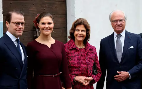 Die schwedische Königsfamilie - hier (v.l) Prinz Daniel, Kronprinzessin Victoria, Königin Silvia und König Carl XVI. Gustaf - kommt geschlossen zum Begräbnis nach Oslo. (Archivbild) - Foto: Bob Edme/AP/dpa