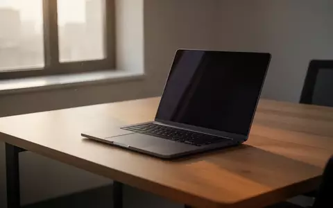 Ein minimalistischer Arbeitsplatz mit einem geschlossenen Laptop auf einem Holztisch bei natürlichem Licht. - Foto: über boerse-global.de