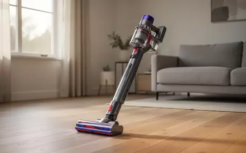 Moderner Akku-Staubsauger in einem minimalistisch eingerichteten Wohnraum bei natürlichem Tageslicht. - Foto: über boerse-global.de