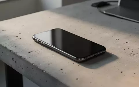 Ein modernes Smartphone liegt auf einem minimalistischen Schreibtisch in einer professionellen Büroumgebung. - Foto: über boerse-global.de