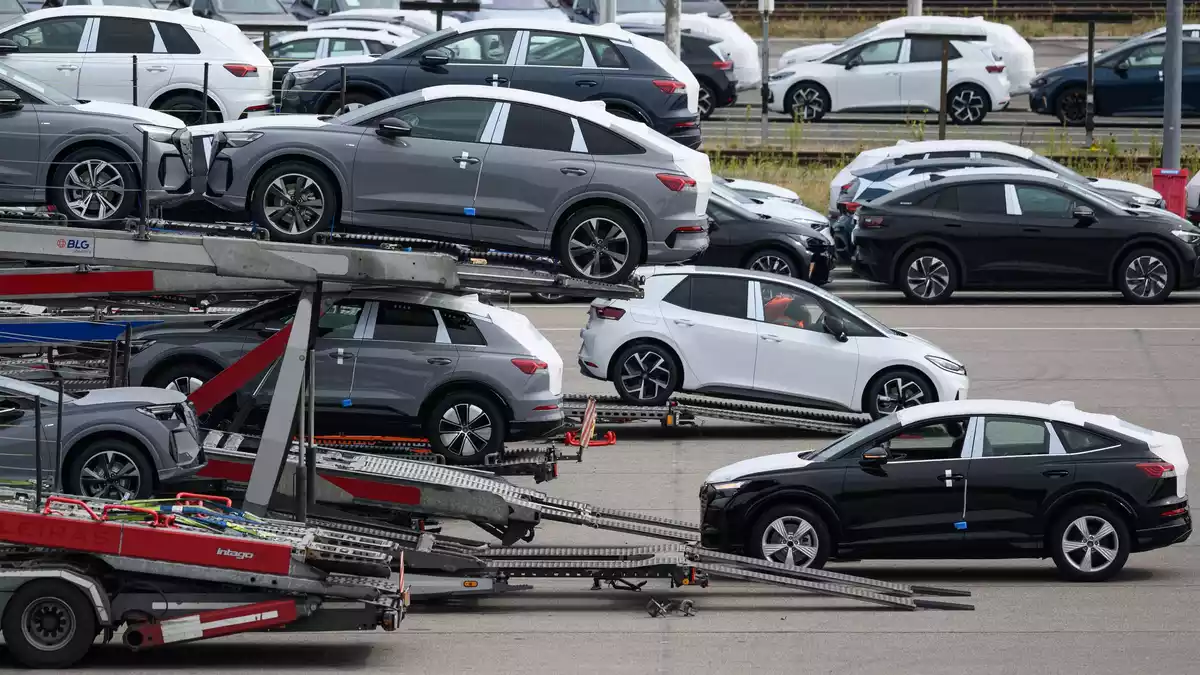 Bei Volkswagen Zwickau werden ausschließlich Elektro-Autos produziert - auch für die Marken Audi und Cupra. (Archivbild) - Bild: Hendrik Schmidt/dpa