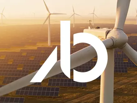 Moderne Windkraftanlagen und Solarpaneele in einer sonnendurchfluteten Landschaft, die Erneuerbare Energien symbolisieren. - Foto: über boerse-global.de