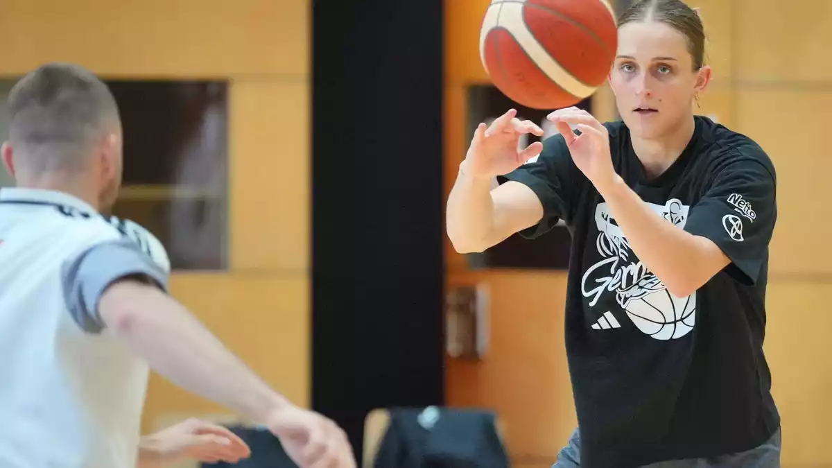 Endlich beim Team: Leonie Fiebich soll das deutsche Team bei der WM anführen. - Bild: Soeren Stache/dpa