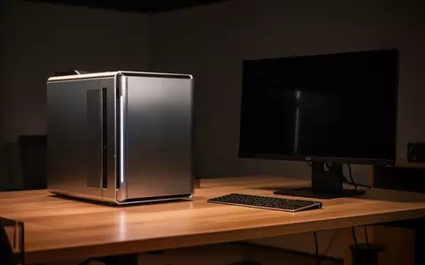 Ein moderner, leistungsstarker Computer auf einem Schreibtisch in einem professionellen, minimalistischen Arbeitsumfeld. - Foto: über boerse-global.de