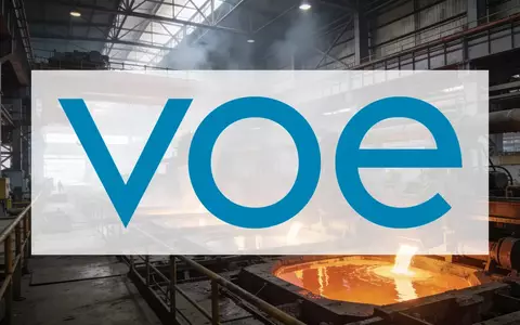 Moderne industrielle Stahlfertigungsanlage mit atmosphärischer Beleuchtung und Fokus auf industrielle Expansion. - Foto: über boerse-global.de