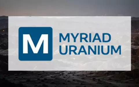 Weite, raue Wüstenlandschaft mit mineralhaltigen Gesteinsformationen im Dämmerlicht. - Foto: über boerse-global.de