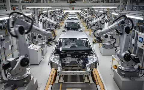 Moderne Montagelinie in einem Volkswagen-Automobilwerk mit Roboterarmen. - Foto: über boerse-global.de