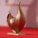 Diese Skulptur erhalten die Gewinner des Publikumspreises «Goldene Henne». (Archivbild) - Bild: Jan Woitas/dpa-Zentralbild/dpa