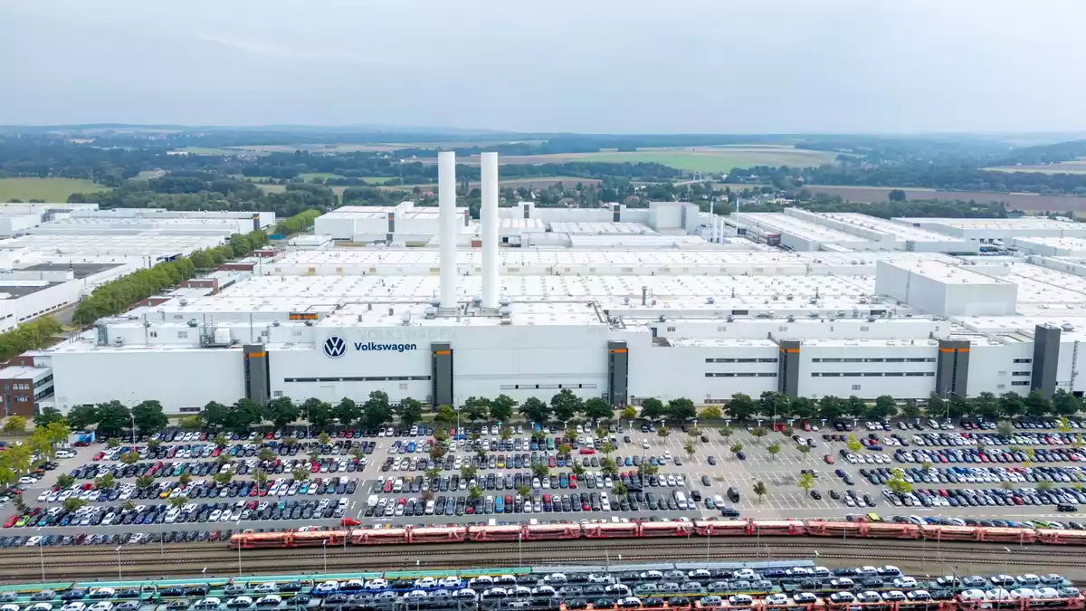 Das Zwickauer Volkswagen-Werk hat derzeit rund 8.000 Beschäftigte. Viele weitere Jobs bei Zulieferern hängen an der dortigen Autoproduktion. (Archivbild) - Bild: Hendrik Schmidt/dpa