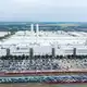 Das Zwickauer Volkswagen-Werk hat derzeit rund 8.000 Beschäftigte. Viele weitere Jobs bei Zulieferern hängen an der dortigen Autoproduktion. (Archivbild) - Bild: Hendrik Schmidt/dpa