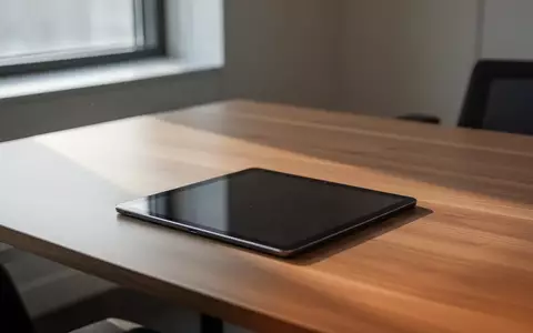 Ein minimalistischer Arbeitsplatz mit einem ausgeschalteten Tablet auf einem Holztisch bei natürlichem Tageslicht. - Foto: über boerse-global.de