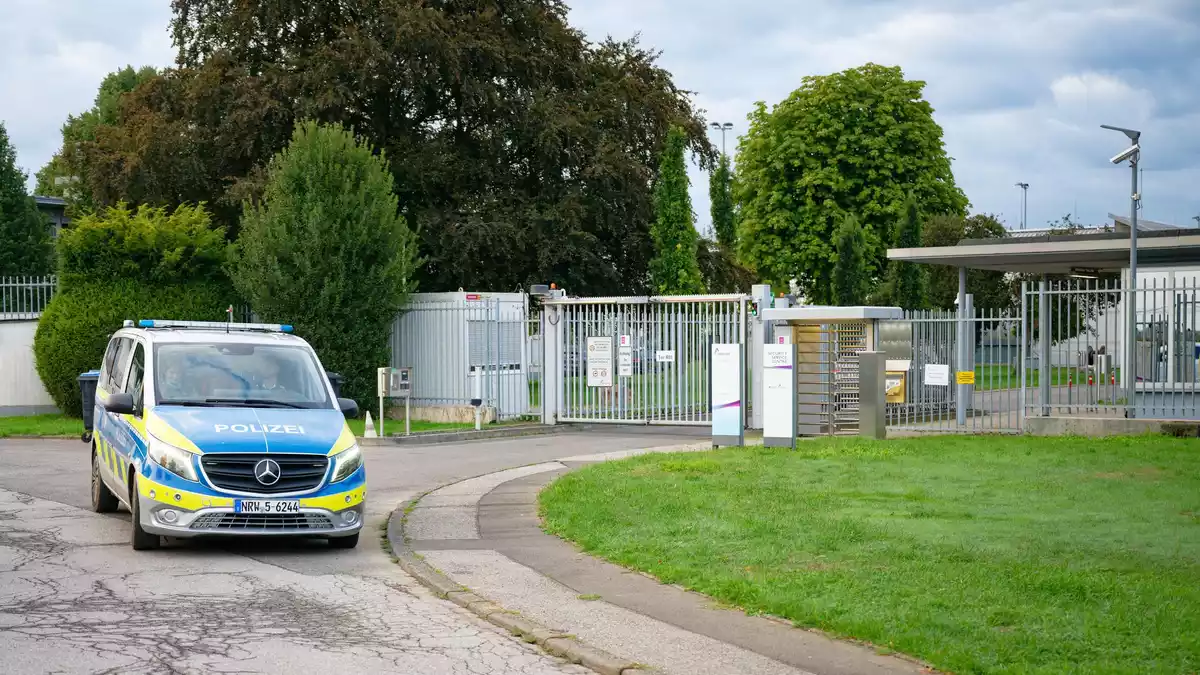 Die Polizei sichert Spuren.  - Bild: Henning Kaiser/dpa