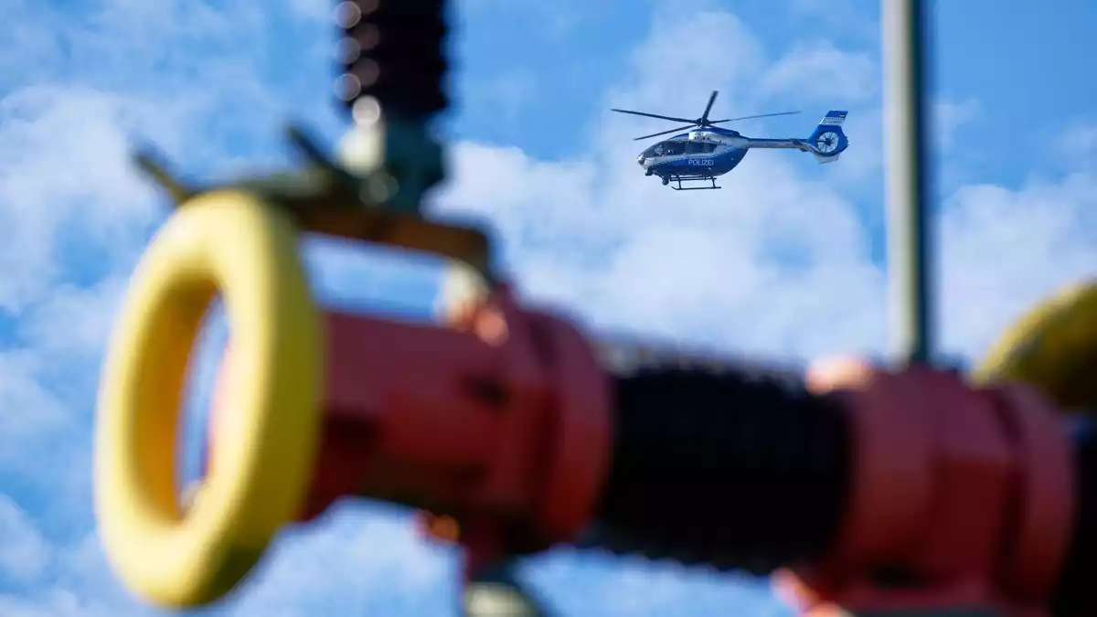 Auch ein Polizei-Hubschrauber ist im Einsatz.  - Bild: Henning Kaiser/dpa