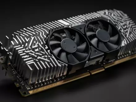 Ein DDR5-Speichermodul mit einem aktiven Kühlsystem aus drei kleinen Lüftern und speziellen Kühlrippen in einer Nahaufnahme. - Foto: über boerse-global.de