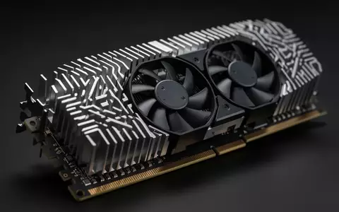 Ein DDR5-Speichermodul mit einem aktiven Kühlsystem aus drei kleinen Lüftern und speziellen Kühlrippen in einer Nahaufnahme. - Foto: über boerse-global.de