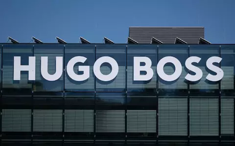 Die britische Frasers Group versucht seit Mitte Juni, das Ruder bei Hugo Boss zu übernehmen. (Archivbild) - Foto: Marijan Murat/dpa