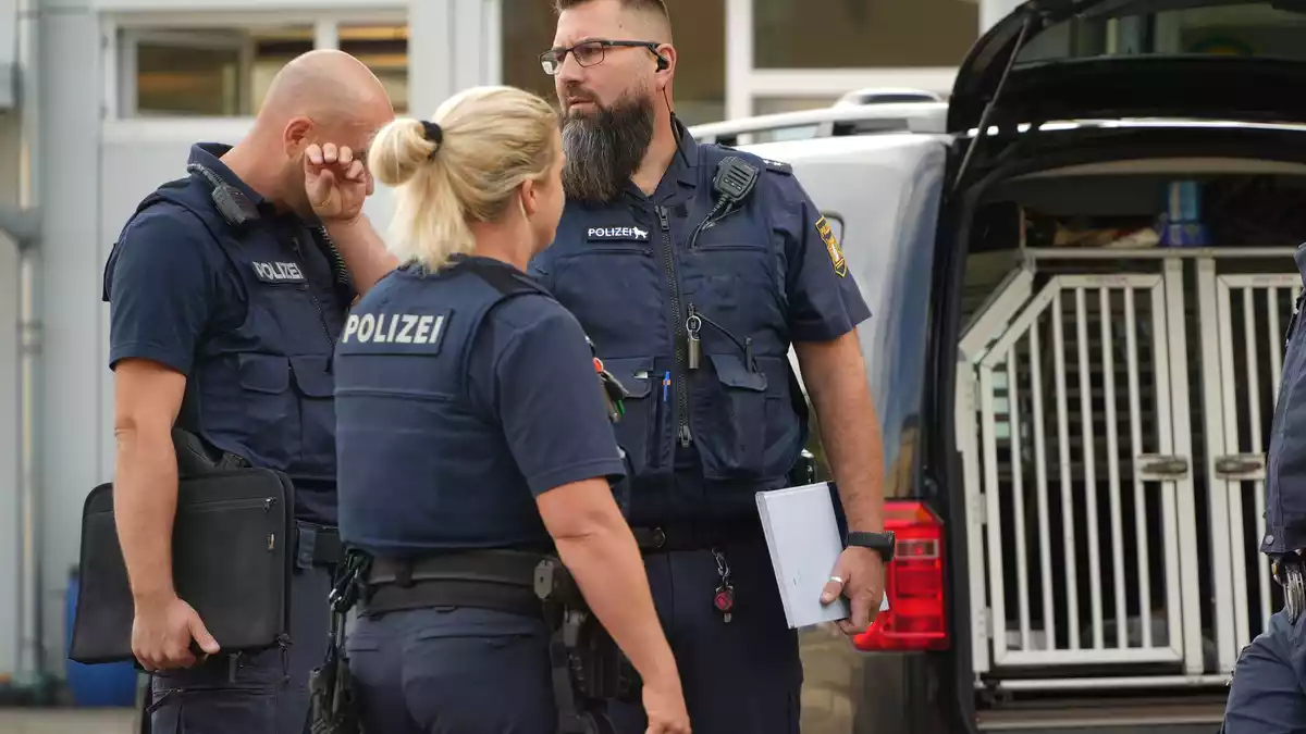 Einsatzkräfte der Polizei stehen in der Nähe des Bahnhofs. - Bild: Felix Kirberg/dpa