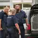 Einsatzkräfte der Polizei stehen in der Nähe des Bahnhofs. - Bild: Felix Kirberg/dpa