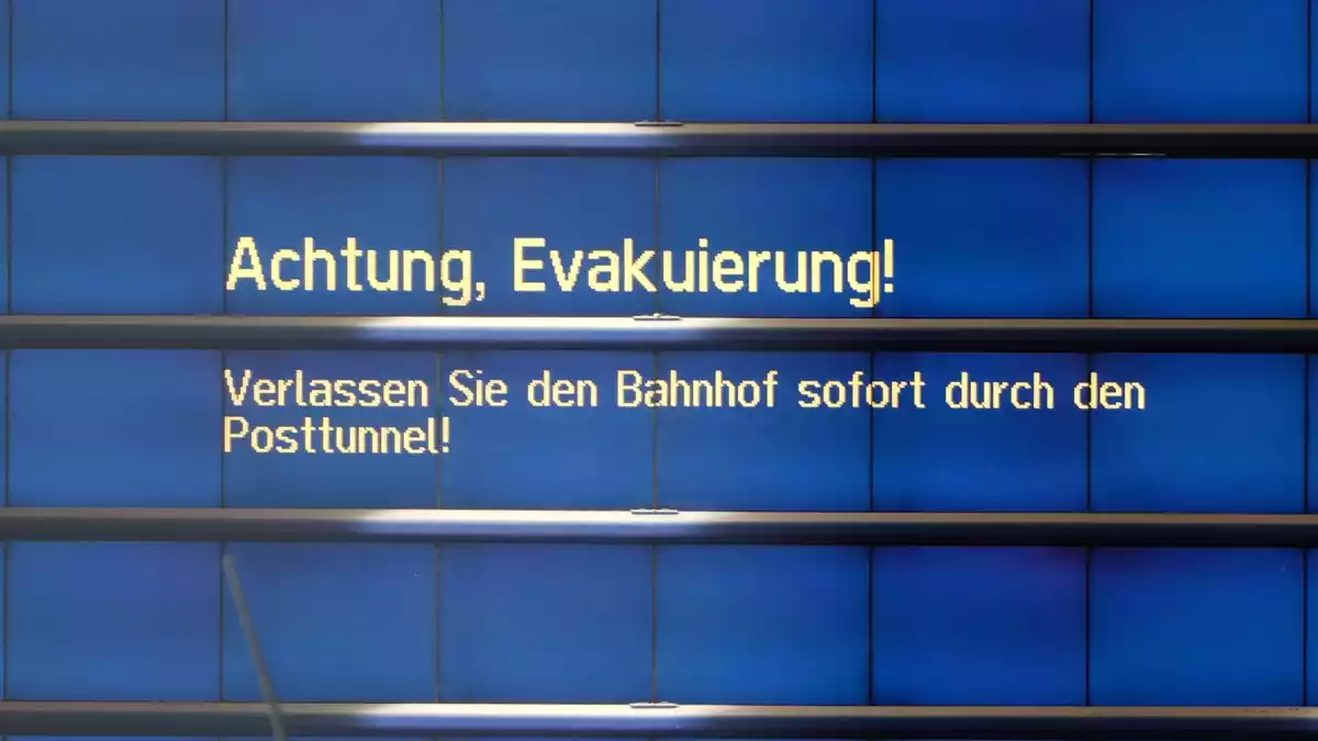 Alle Bahnfahrgäste mussten den Hauptbahnhof sofort verlassen, später gab es Entwarnung. - Bild: Felix Kirberg/dpa