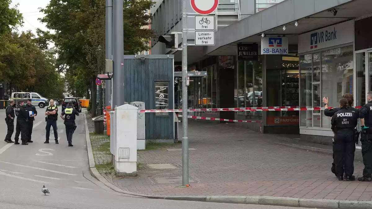 In einer Passage eines Geschäftshauses kam es nachts zu der Explosion. - Bild: Felix Kirberg/dpa