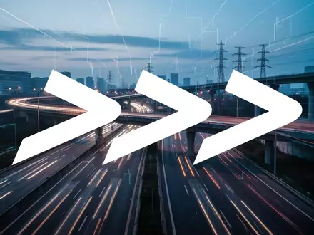 Abstrakte Darstellung einer nächtlichen Autobahnkreuzung mit Lichtspuren als Symbol für Verkehrsinfrastruktur und Finanzen. - Foto: über boerse-global.de