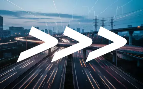 Abstrakte Darstellung einer nächtlichen Autobahnkreuzung mit Lichtspuren als Symbol für Verkehrsinfrastruktur und Finanzen. - Foto: über boerse-global.de