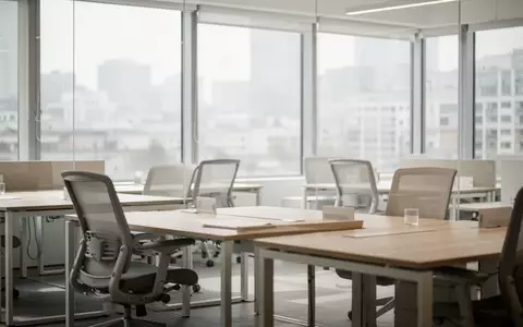 Ein heller, moderner Büroarbeitsraum mit leeren Schreibtischen und natürlichem Tageslicht. - Foto: über boerse-global.de