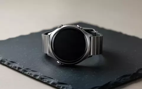 Eine moderne Smartwatch liegt auf einer dunklen Schieferoberfläche in einem minimalistischen Studio-Setup. - Foto: über boerse-global.de