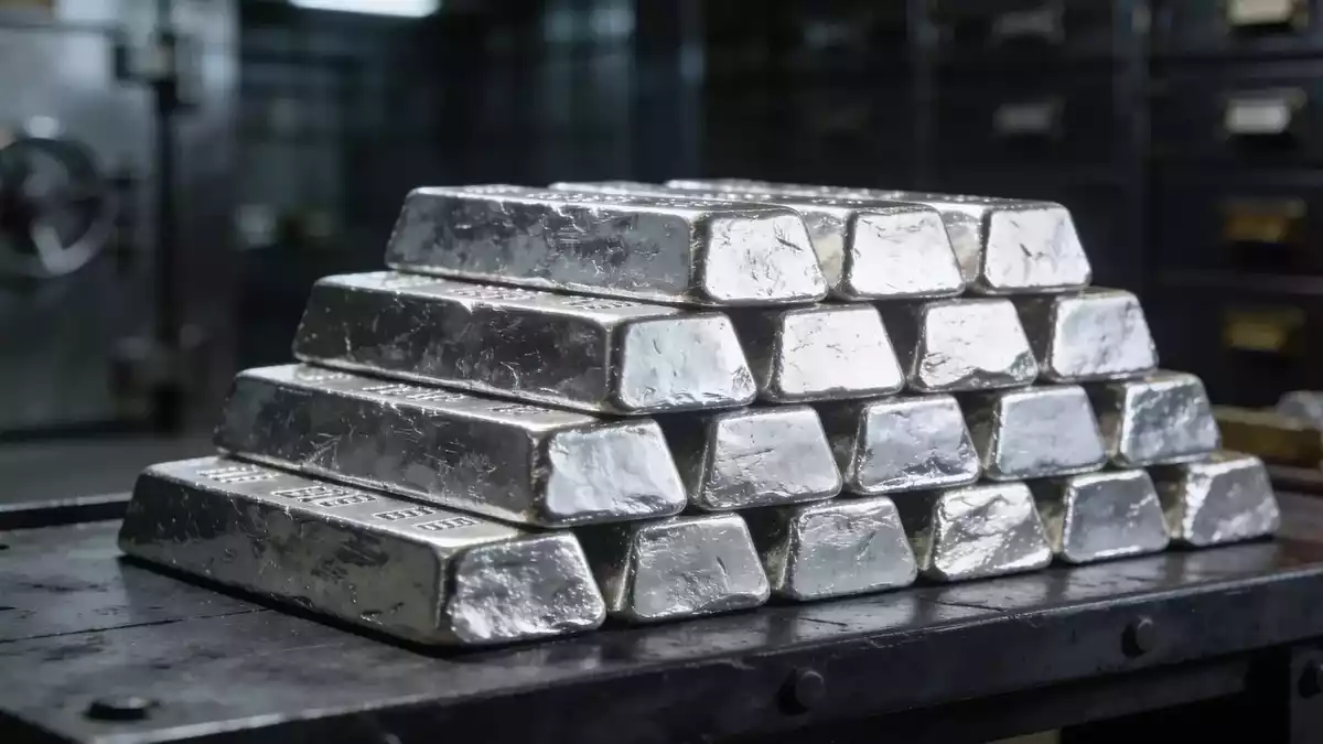 Silver Drops 3.8% on Middle East Tensions, Fed Rate Hike Odds Rise