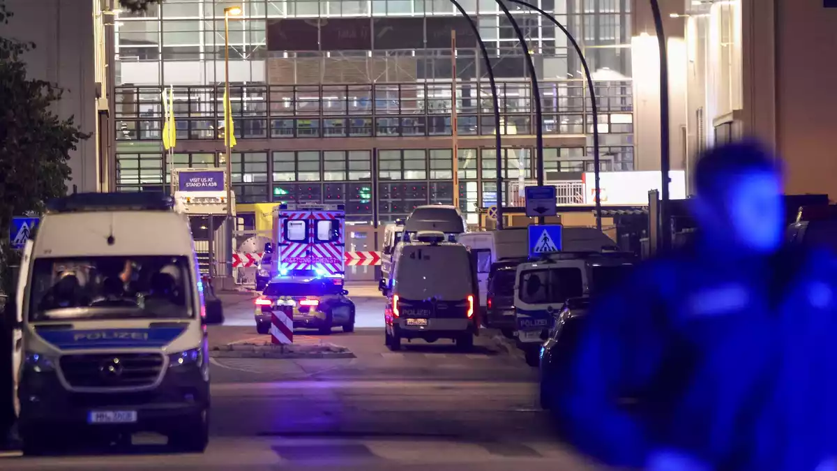 Der Einsatzort wurde weiträumig abgesperrt. - Bild: Bodo Marks/dpa