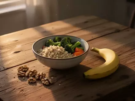 Eine Schale mit Quinoa, Gemüse und Nüssen auf einem Holztisch im sanften Abendlicht. - Foto: über boerse-global.de