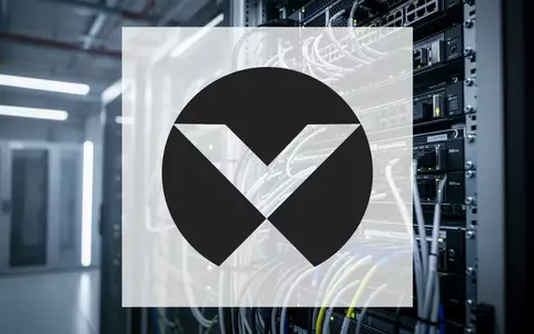 Moderne Rechenzentrum-Infrastruktur mit Fokus auf Stromversorgung und technischer Vernetzung in einer Industriehalle. - Foto: über boerse-global.de