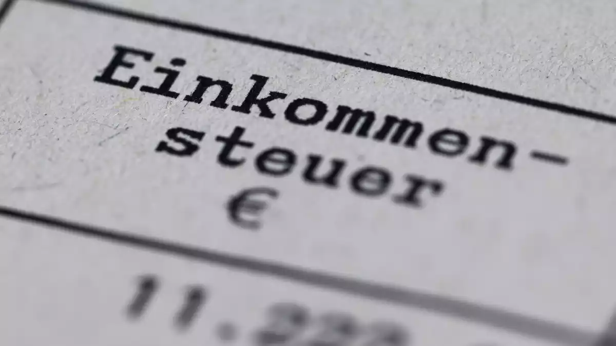 Bezieher sehr hohe Einkommen sollen mehr Steuern zahlen. (Archivbild) - Bild: Robert Michael/dpa