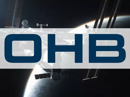 Ein technologisch hochentwickelter Satellit vor dem dunklen Hintergrund des Weltalls. - Foto: über boerse-global.de