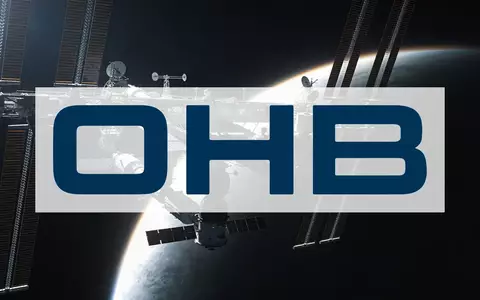 Ein technologisch hochentwickelter Satellit vor dem dunklen Hintergrund des Weltalls. - Foto: über boerse-global.de