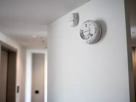 Ein Kohlenmonoxid-Melder an einer weißen Wand in einem Hotelflur. - Foto: über boerse-global.de