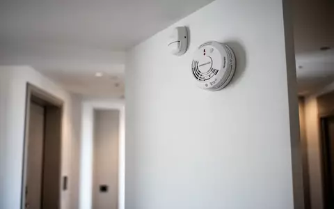 Ein Kohlenmonoxid-Melder an einer weißen Wand in einem Hotelflur. - Foto: über boerse-global.de