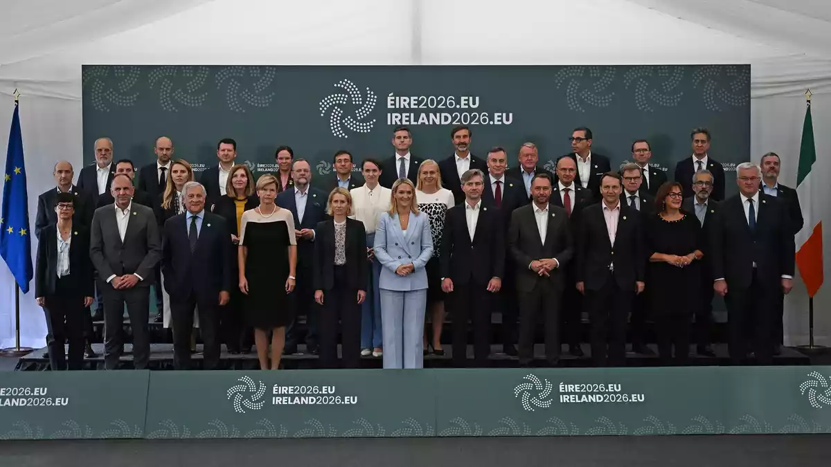 Bei einem informellen Treffen berieten die Außenminister der EU über weitere Konsequenzen nach dem Vorfall mit einer Sprengstoffdrohne auf dem Flughafen Leipzig/Halle. - Bild: Michael Brandt/dpa