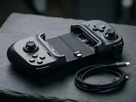 Ein zusammenklappbarer Gaming-Controller für Smartphones liegt auf einer dunklen Oberfläche. - Foto: über boerse-global.de