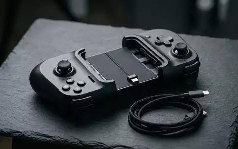 Ein zusammenklappbarer Gaming-Controller für Smartphones liegt auf einer dunklen Oberfläche. - Foto: über boerse-global.de