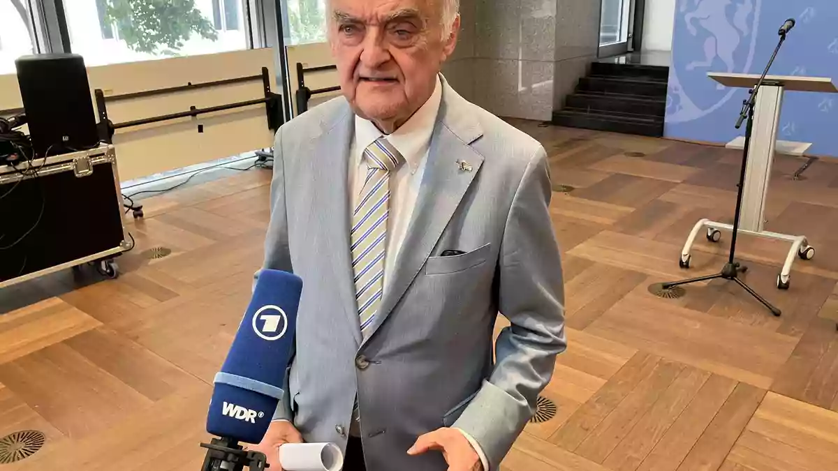 NRW-Innenminister Herbert Reul findet klare Worte.  - Bild: Volker Danisch/dpa