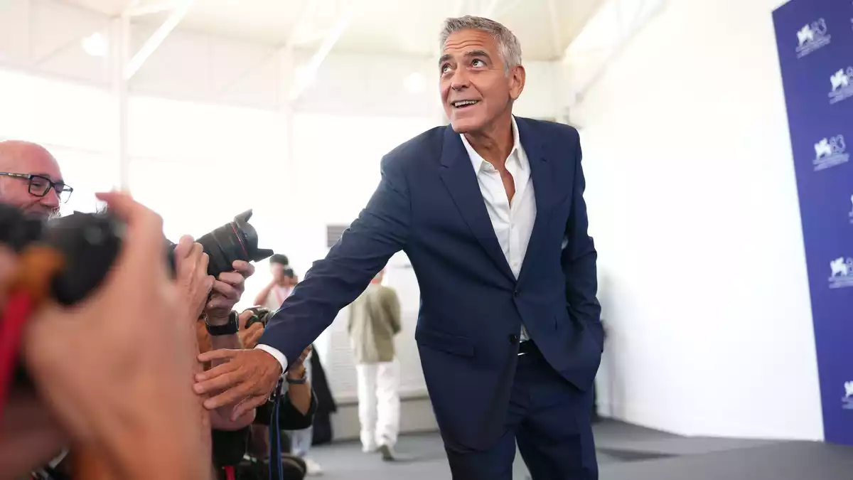 Clooney in Venedig, wie gewohnt von Fotografen umringt. - Bild: Scott A Garfitt/Invision/dpa